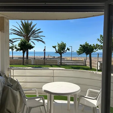 Apartament An Oasis Right On The Beachfront, Shops 200 Metres Away Cubelles