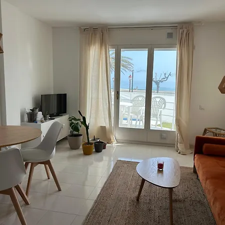 An Oasis Right On The Beachfront, Shops 200 Metres Away *
