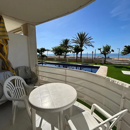 Apartament An Oasis Right On The Beachfront, Shops 200 Metres Away Cubelles