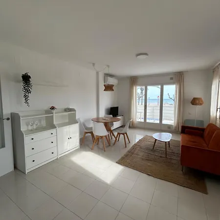 An Oasis Right On The Beachfront, Shops 200 Metres Away Cubelles