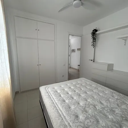 Apartament An Oasis Right On The Beachfront, Shops 200 Metres Away